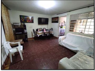 Venta Casa Independiente En El Barrio Popular En Sector Residencial Y Comercial