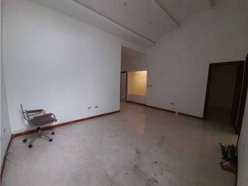 Casa de dos pisos en venta - Barrio Las Mercedes Palmira Valle