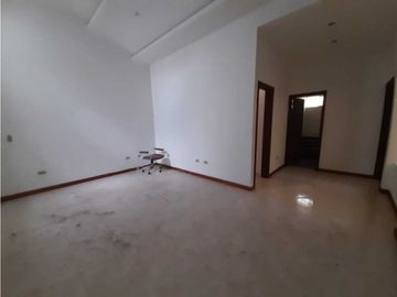 Casa de dos pisos en venta - Barrio Las Mercedes Palmira Valle