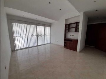 Casa de dos pisos en venta - Barrio Las Mercedes Palmira Valle