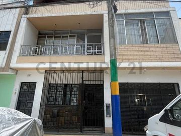 Vendo Casa de 3 Pisos en San Martín de Porres – Ideal para Inversionistas