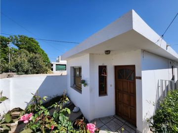 VENTA DE TRES CASAS CÉNTRICAS EN CAPILLA DEL MONTE