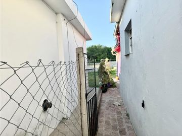 VENTA DE TRES CASAS CÉNTRICAS EN CAPILLA DEL MONTE