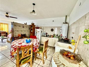 VENTA DE TRES CASAS CÉNTRICAS EN CAPILLA DEL MONTE
