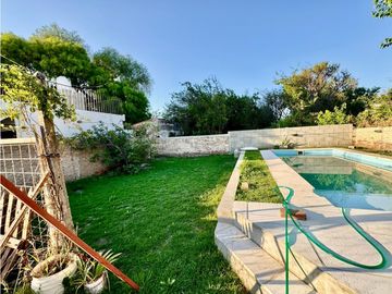 VENTA DE TRES CASAS CÉNTRICAS EN CAPILLA DEL MONTE