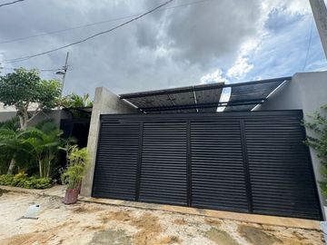 Casa de 2 recamaras con amplio jardín y piscina de una planta en Cholul.