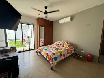 Casa de 2 recamaras con amplio jardín y piscina de una planta en Cholul.