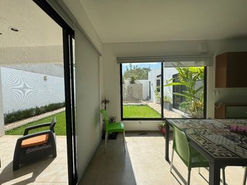 Casa de 2 recamaras con amplio jardín y piscina de una planta en Cholul.