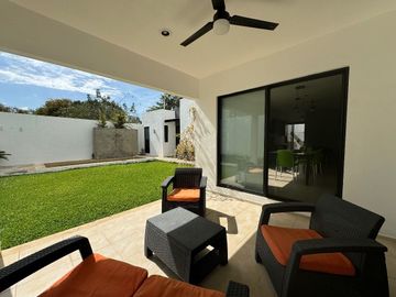 Casa de 2 recamaras con amplio jardín y piscina de una planta en Cholul.
