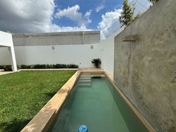 Casa de 2 recamaras con amplio jardín y piscina de una planta en Cholul.