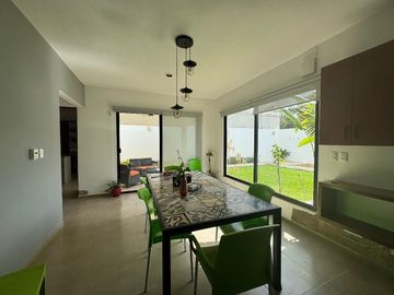 Casa de 2 recamaras con amplio jardín y piscina de una planta en Cholul.