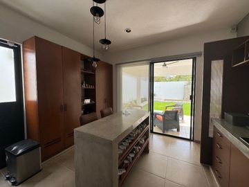 Casa de 2 recamaras con amplio jardín y piscina de una planta en Cholul.