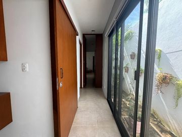Casa de 2 recamaras con amplio jardín y piscina de una planta en Cholul.