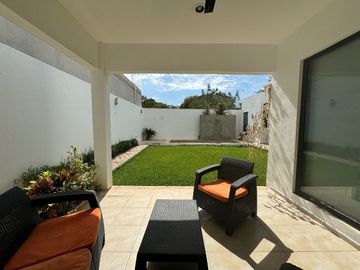 Casa de 2 recamaras con amplio jardín y piscina de una planta en Cholul.