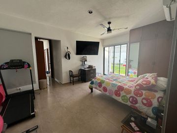 Casa de 2 recamaras con amplio jardín y piscina de una planta en Cholul.