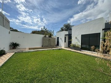 Casa de 2 recamaras con amplio jardín y piscina de una planta en Cholul.