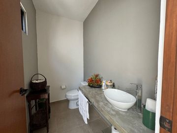 Casa de 2 recamaras con amplio jardín y piscina de una planta en Cholul.