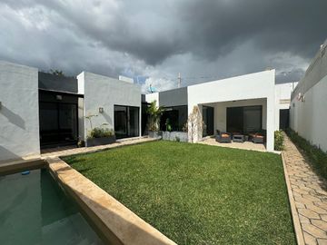 Casa de 2 recamaras con amplio jardín y piscina de una planta en Cholul.