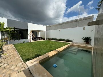 Casa de 2 recamaras con amplio jardín y piscina de una planta en Cholul.