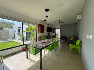 Casa de 2 recamaras con amplio jardín y piscina de una planta en Cholul.