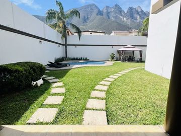 Casa en Venta, Estricta Seguridad, 4 Recámaras, Cumbres, Monterrey, Nuevo León