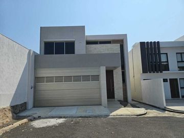 CASA EN VENTA CON ALBERCA FRACC. LA RIOJA, Riviera veracruzana