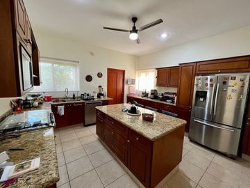 Casa en venta ubicada en exclusiva privada Las Fincas, Temozón