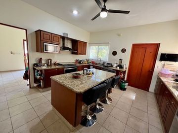 Casa en venta ubicada en exclusiva privada Las Fincas, Temozón
