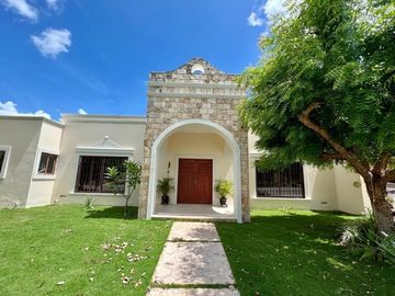 Casa en venta ubicada en exclusiva privada Las Fincas, Temozón
