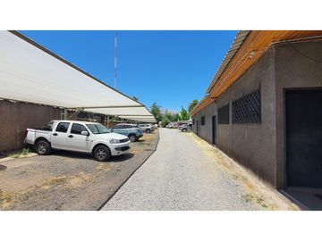Venta Terreno 2200 m2 con Locales y Oficinas en Los Andes