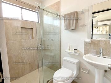 🏡Casa en Venta con Alberca 🏊y Acceso Controlado👮 cerca de Ciudad Industrial 🏙️ por💲1,501,500💰✨