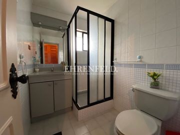 Pinares de Montemar, Concón. Casa Colonial de 402 m2 construidos.