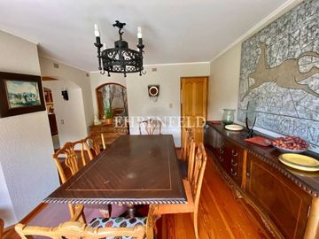 Pinares de Montemar, Concón. Casa Colonial de 402 m2 construidos.