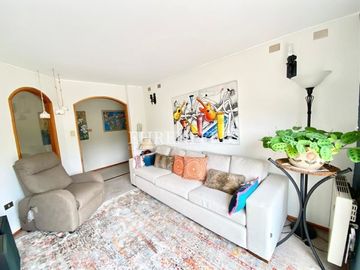 Pinares de Montemar, Concón. Casa Colonial de 402 m2 construidos.
