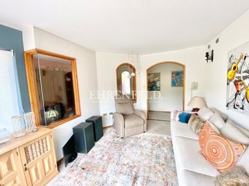 Pinares de Montemar, Concón. Casa Colonial de 402 m2 construidos.