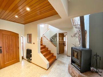 Pinares de Montemar, Concón. Casa Colonial de 402 m2 construidos.