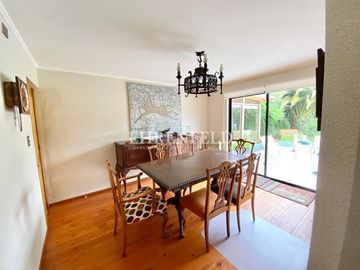 Pinares de Montemar, Concón. Casa Colonial de 402 m2 construidos.