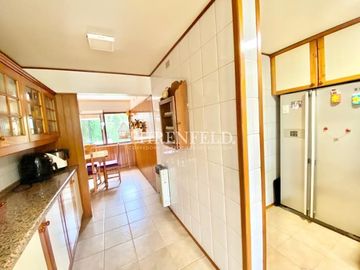 Pinares de Montemar, Concón. Casa Colonial de 402 m2 construidos.