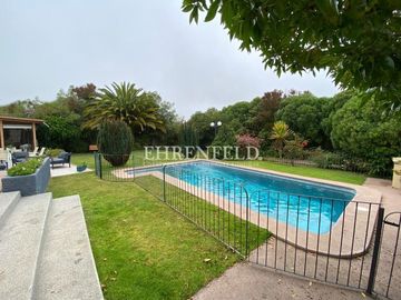 Pinares de Montemar, Concón. Casa Colonial de 402 m2 construidos.