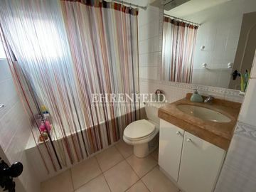 Pinares de Montemar, Concón. Casa Colonial de 402 m2 construidos.