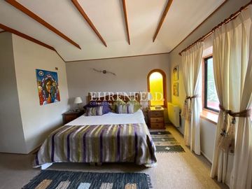 Pinares de Montemar, Concón. Casa Colonial de 402 m2 construidos.