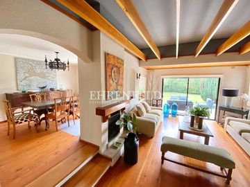 Pinares de Montemar, Concón. Casa Colonial de 402 m2 construidos.