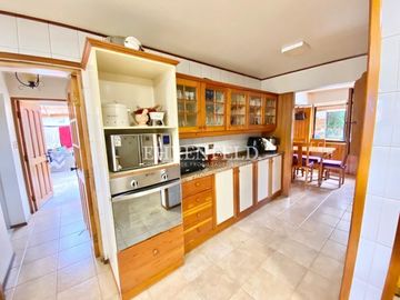 Pinares de Montemar, Concón. Casa Colonial de 402 m2 construidos.