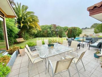 Pinares de Montemar, Concón. Casa Colonial de 402 m2 construidos.