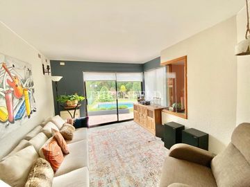 Pinares de Montemar, Concón. Casa Colonial de 402 m2 construidos.