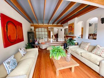 Pinares de Montemar, Concón. Casa Colonial de 402 m2 construidos.