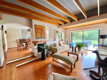 Pinares de Montemar, Concón. Casa Colonial de 402 m2 construidos.