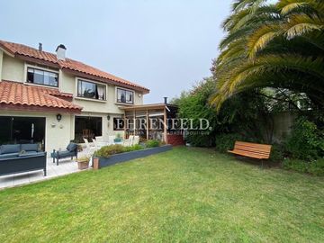 Pinares de Montemar, Concón. Casa Colonial de 402 m2 construidos.