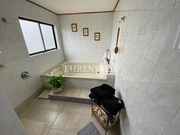 Pinares de Montemar, Concón. Casa Colonial de 402 m2 construidos.