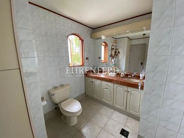 Pinares de Montemar, Concón. Casa Colonial de 402 m2 construidos.